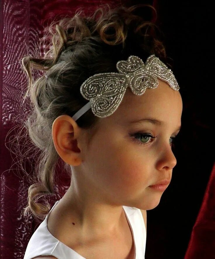 Прическа под ободок для девочки на утренник Pinterest Headband hairstyles, Girl hairstyles, Trendy wedding hairstyles