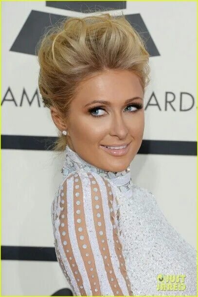 Прическа под платье Paris Hilton Paris hilton, Hair inspiration, Red carpet hair