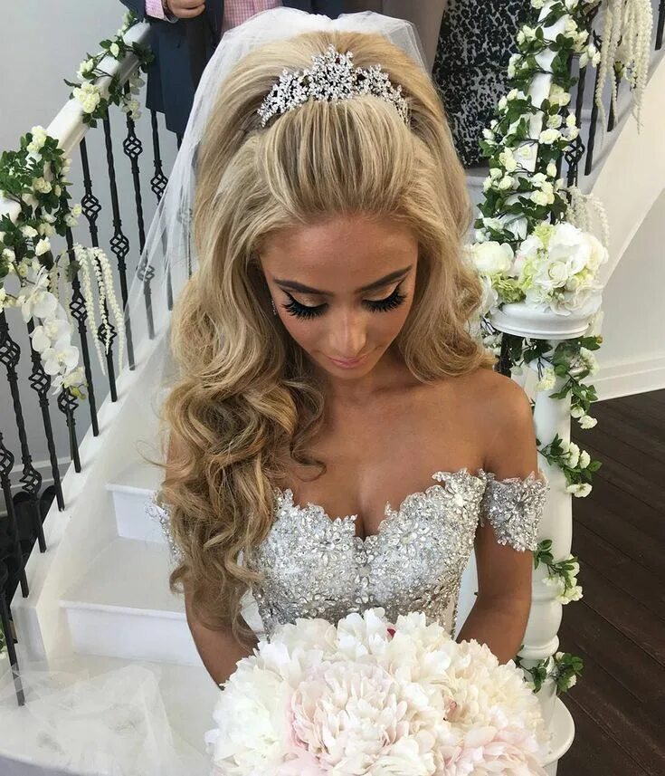 Прическа под пышное свадебное платье 2024 #wedding #weddinginspo #inspo #bridetobe #bride #flowers #hair #beauty Wedding h