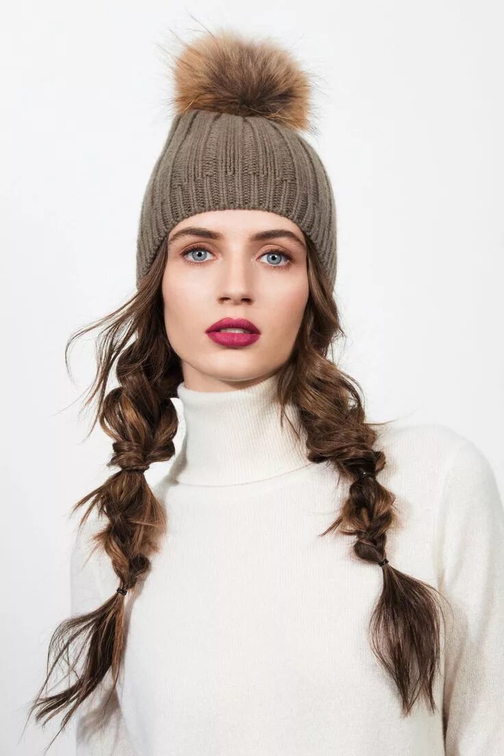 Прическа под шапку на средние волосы 5 Times Hat Hair Looked Totally Chic Winter hairstyles, Long hair styles, Hat ha