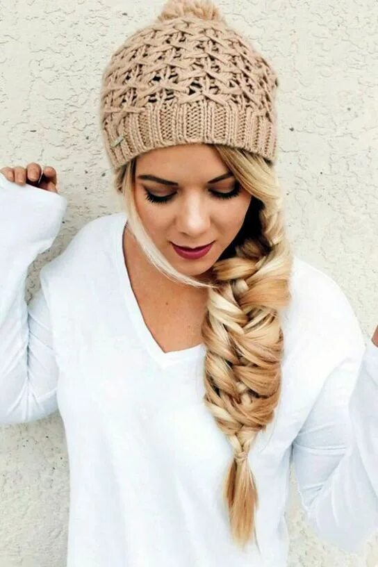 Прическа под шапку на средние волосы 10 Ways To Wear A Beanie And Have Your Hair Look Good - Society19 Braided summer