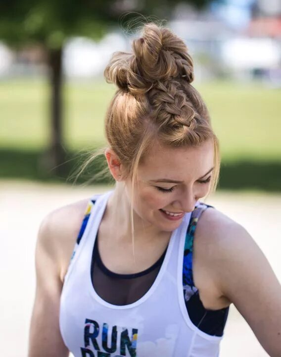 Прическа под спортивный костюм на длинные волосы 8 Hairstyles That Can Survive A High-Intensity Workout Soccer hair, Athletic hai