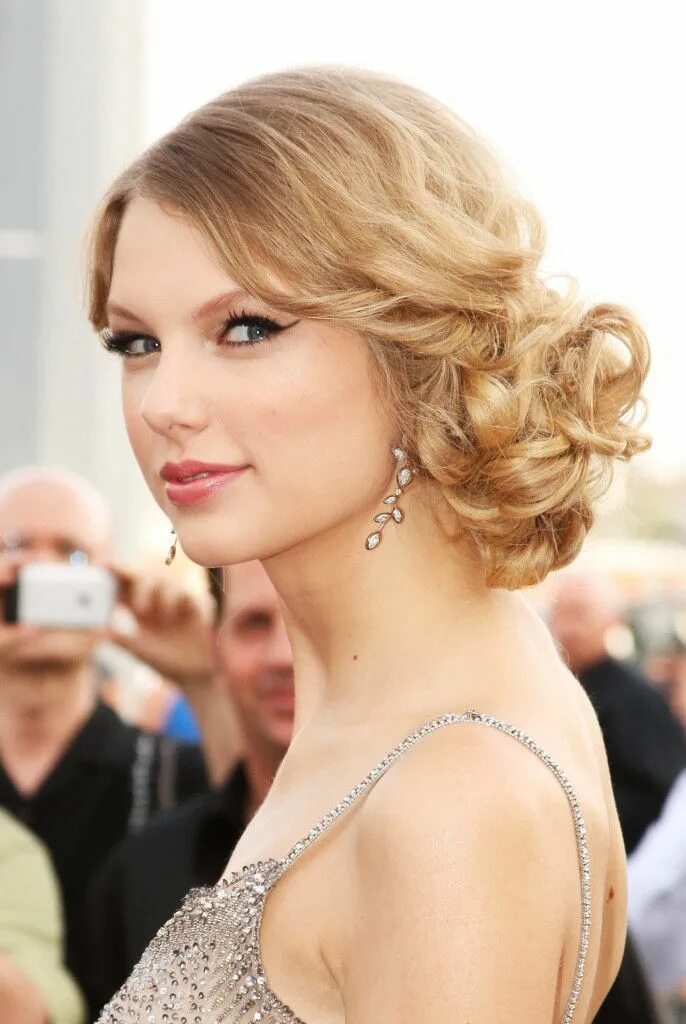 Прическа под средние волосы 5 Easy Updo's For Mid-Length Hair - Women Hairstyles Short hair updo, Hair style