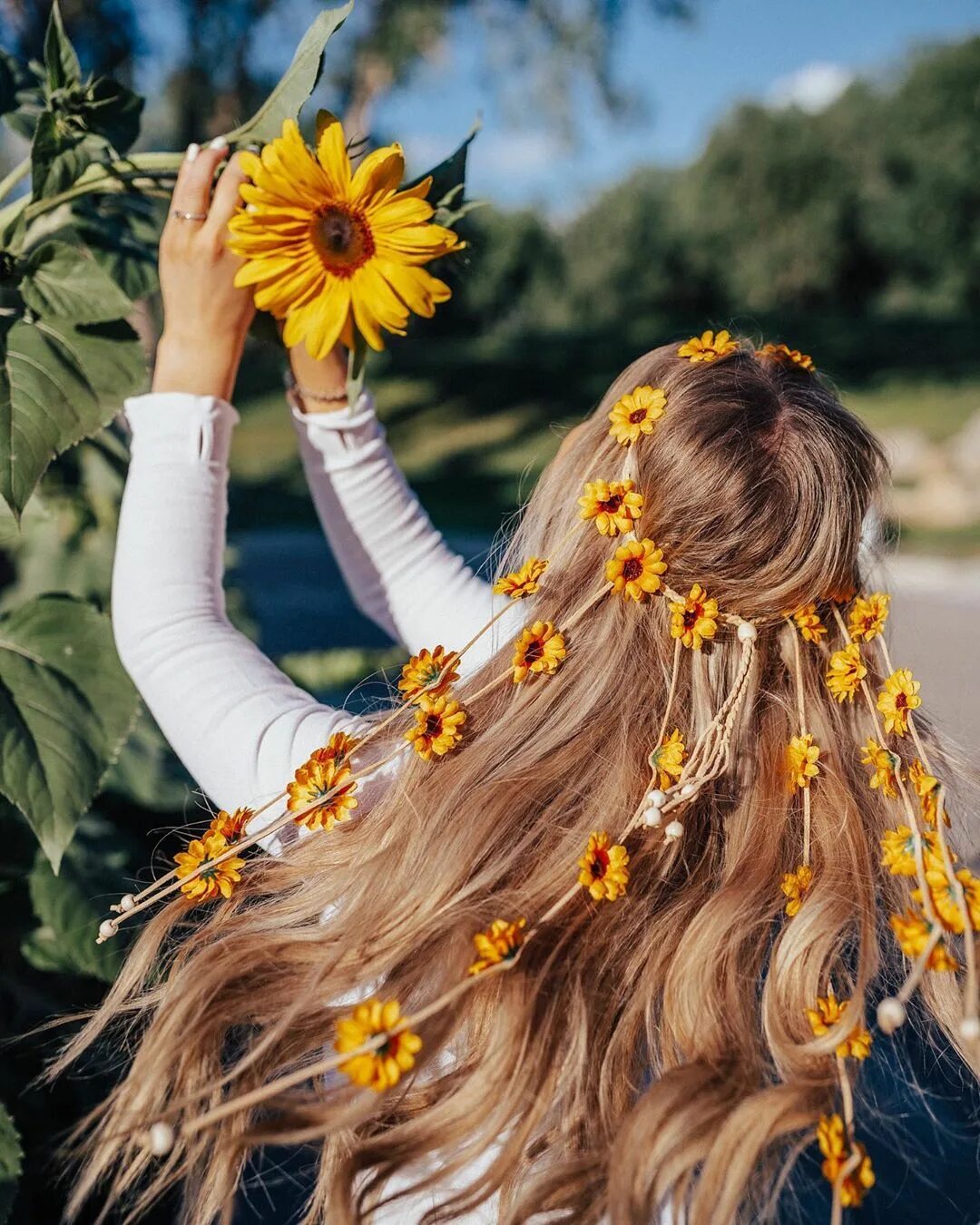 Прическа подсолнух женская Jane Williamson on Instagram: "Loved sunflowers so much, I became one. Swipe for