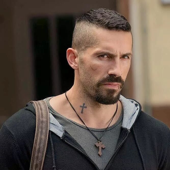 Прическа похожая #Scottadkins #Boyka Capelli uomo, Capelli lunghi corti, Capelli