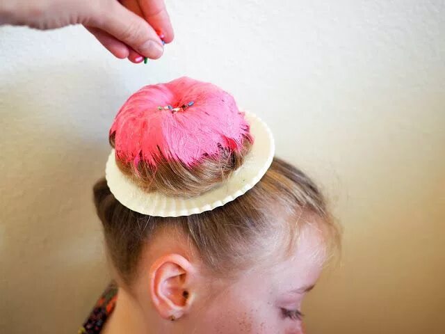 Прическа пончик для девочки Little Hiccups: Donut Hair DIY Diy hairstyles, Crazy hair days, Hair donut