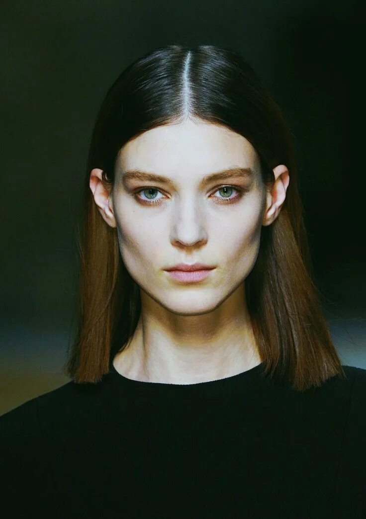 Прическа пробор посередине женская Kati Nescher @ Céline Paris Spring 2012 Paris hairstyles, Hair beauty, Brunette 