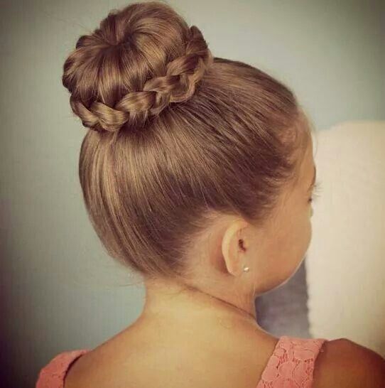 Прическа пучок для девочки средние волосы Braided bun Kids hairstyles, Cute girls hairstyles, Girl hairstyles