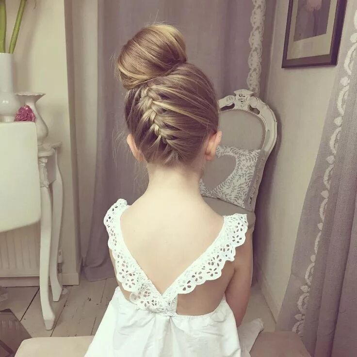 Прическа пучок для девочки средние волосы See the latest #hairstyles on our tumblr! It's awsome. Dance hairstyles, Girls u