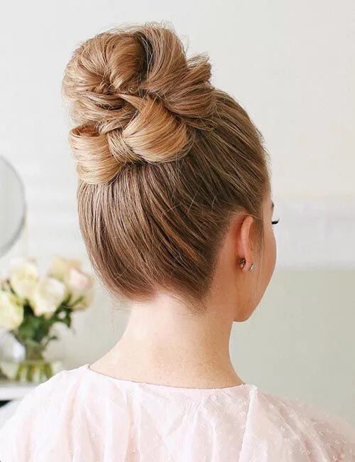 Прическа пучок для девочки средние волосы 6 Quick Hairdos You Can Do When You’re In A Hurry High bun hairstyles, Bridal ha