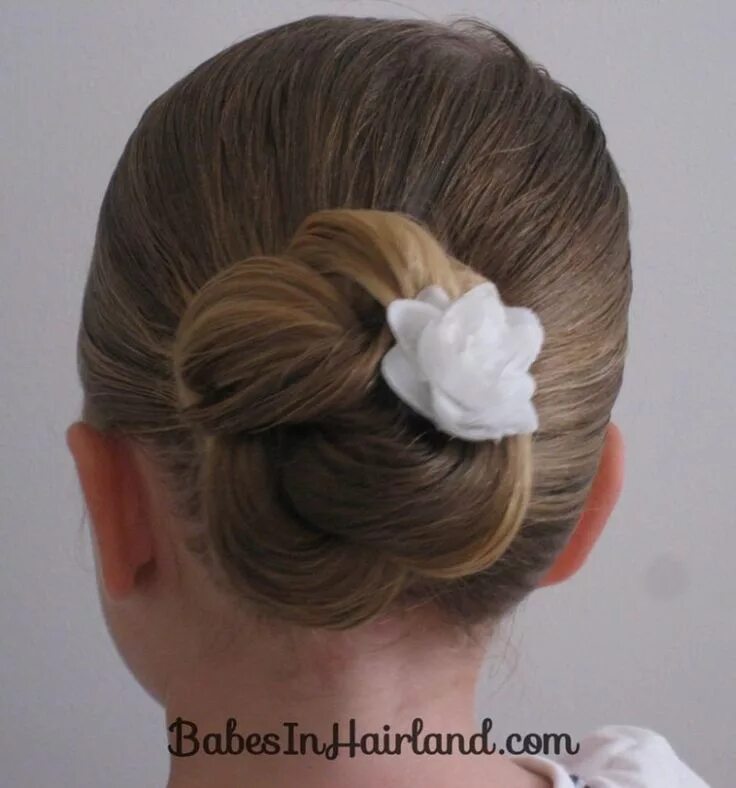 Прическа пучок на длинные девочке Loopy Looking Bun Hair Little girl hairstyles, Flower girl hairstyles, Girl hair