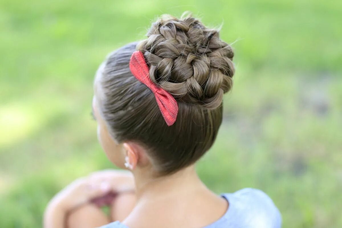 Прическа пучок на длинные волосы девочке Pancaked Bun of Braids Updo Hairstyles Cute girls hairstyles, Braided hairstyles