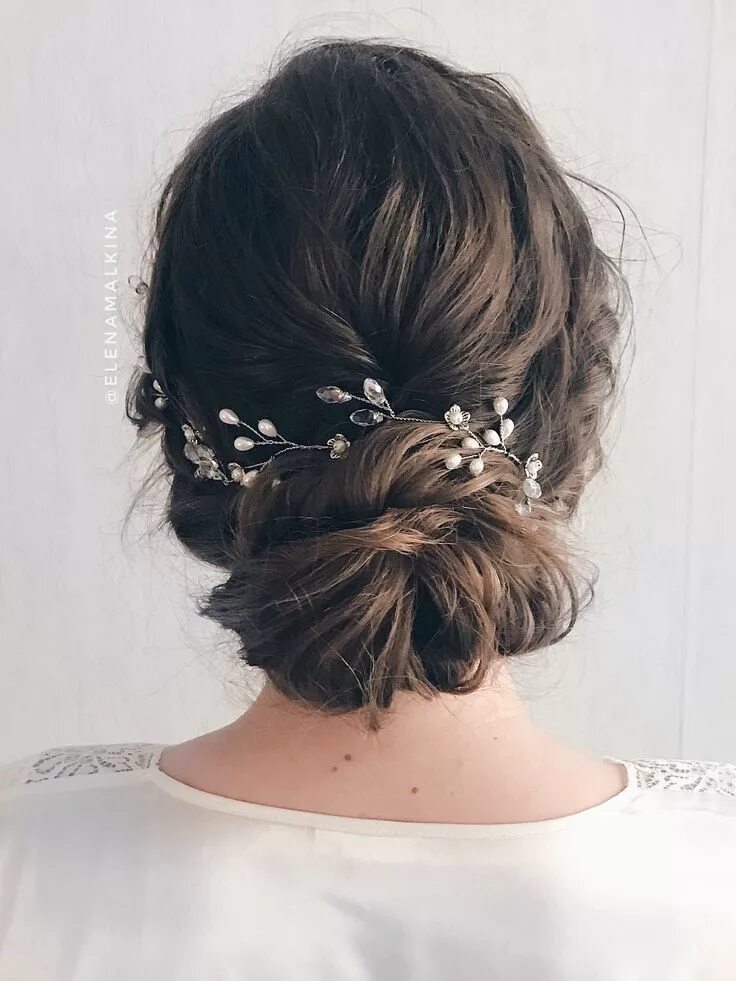 Прическа пучок на короткие волосы на свадьбу Messy low bun Свадебные прически на короткие волосы, Прическа для подружки невес