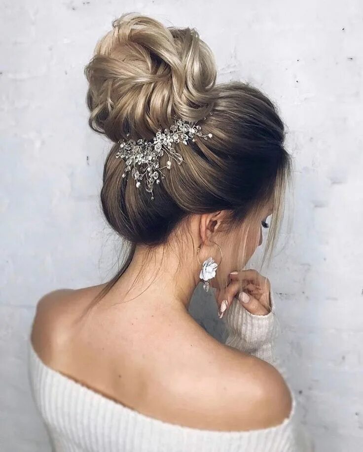 Прическа пучок на свадьбу на длинные волосы Dreamy Bridal Hair Vines + Beautiful Bridal Hairstyle Inspiration Wedding hair h