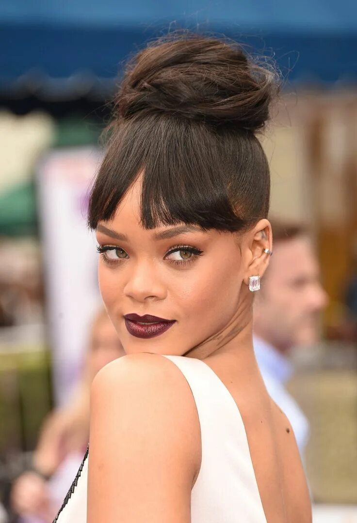 Прическа пучок с длинной челкой 5 Celeb-Approved Ballerina Buns Worn by Rihanna, Shay Mitchell, and More Rihanna