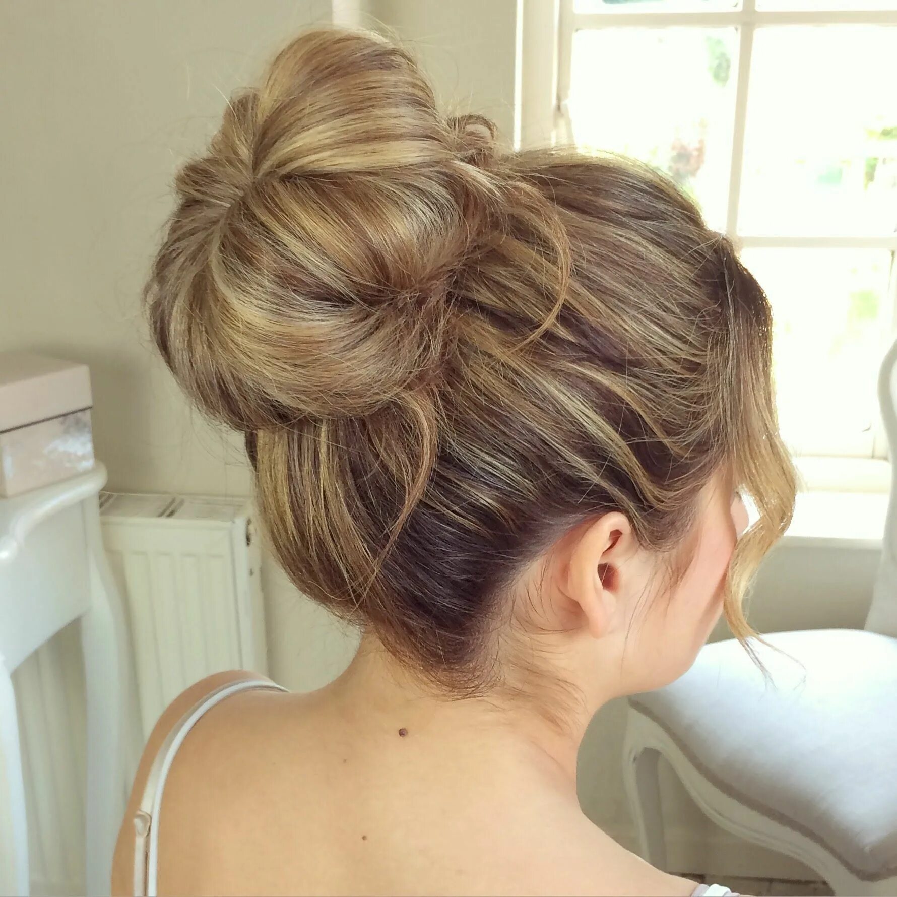 Прическа пучок видео 2024 Two Minute Bun by SweetHearts Hair Design Sweethearts hair design, Hair tutorial