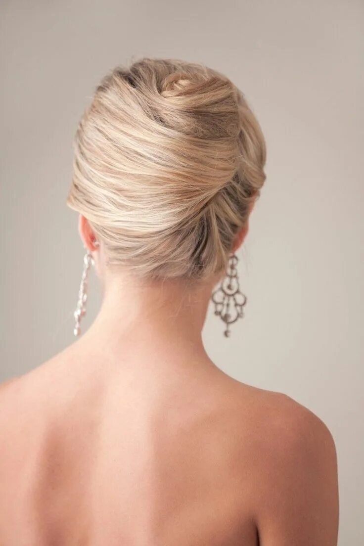 Прическа ракушка 2024 10 chignons de soirée pour s'inspirer ! Chignon soirée, Coiffure cheveux mi long