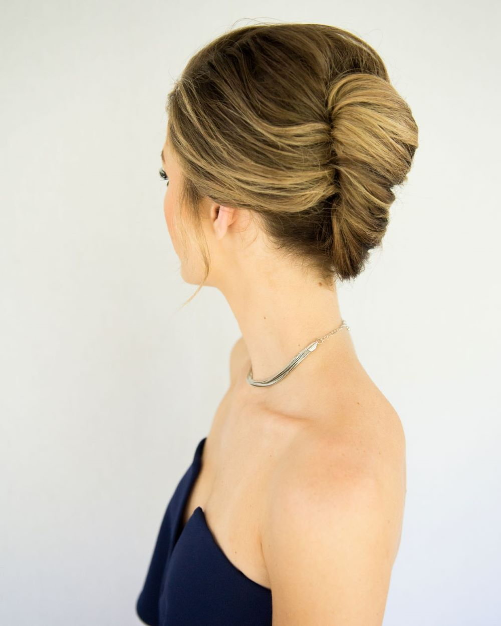 Прическа ракушка How To do a Modern French Twist Updo - Lulus.com Fashion Blog French twist hair,