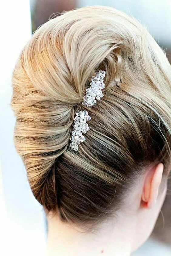 Прическа ракушка на каре Прическа ракушка French twist hair, Hair updos, Wedding hairstyles