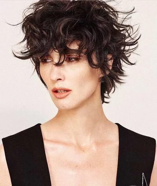 Прическа растрепанные волосы Paz Vega: corto que enamora Short curly haircuts, Short hair styles, Hair cuts