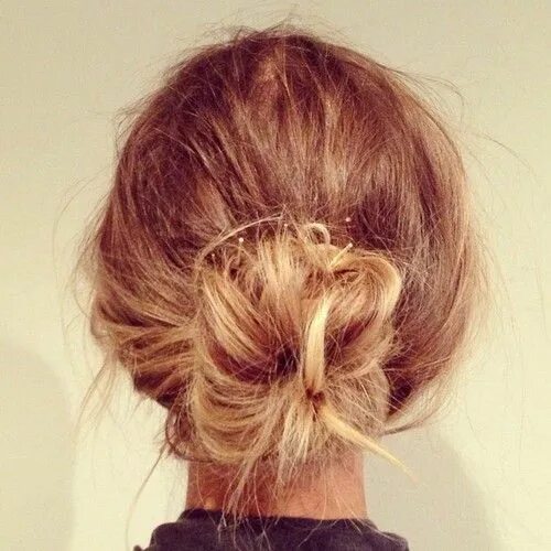 Прическа разбор Nothing like a messy bun... Bun hairstyles, Hair styles, Hair