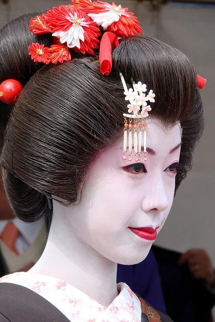 Прическа разделенный персик у гейши фото Geisha Geisha, Japanese geisha, Kanzashi