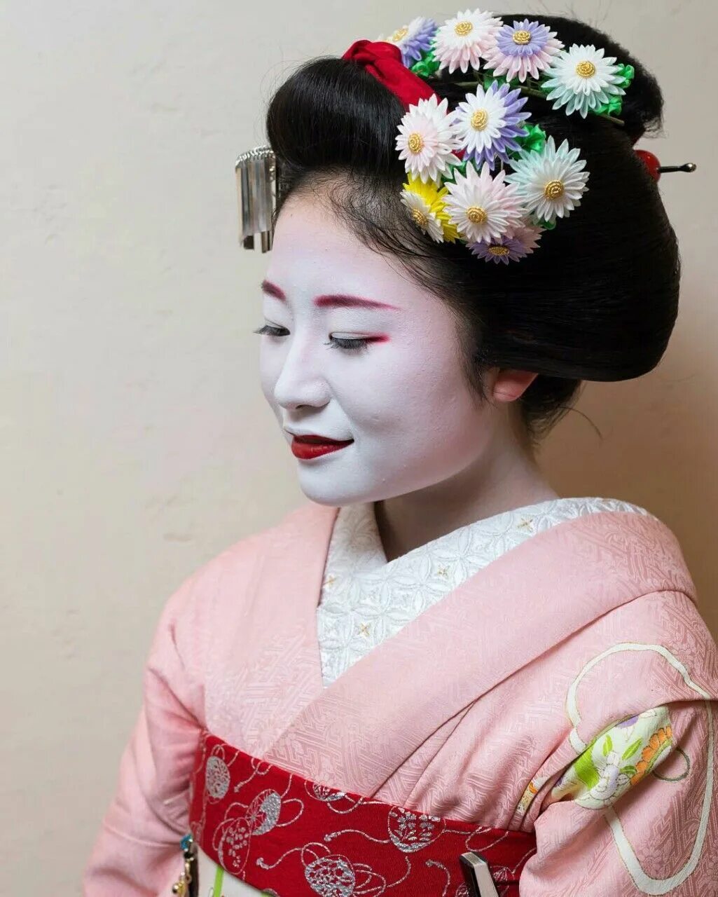 Прическа разделенный персик у гейши фото Geiko & Maiko Kanzashi, Kanzashi flowers, Ribbon art