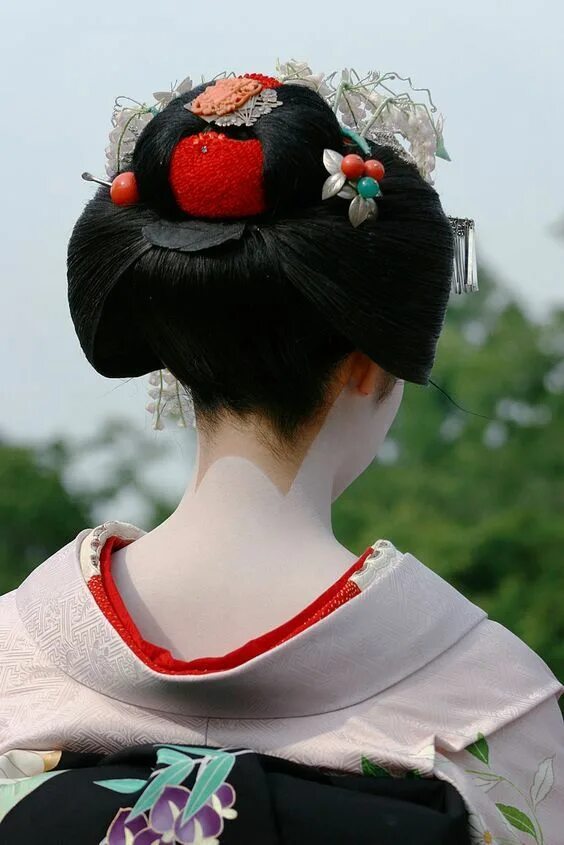 Прическа разделенный персик у гейши фото Pin von B.D. auf Japan Japanische schönheit, Geisha, Schönheit