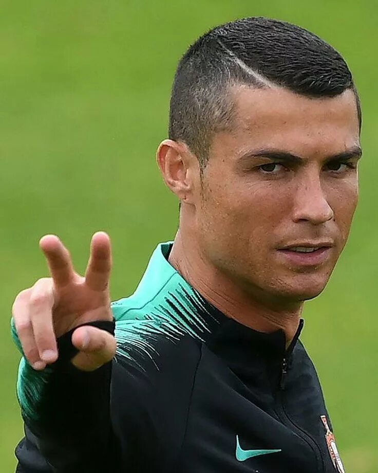 Прическа роналду в молодые годы Pin on in it to win it !!!! Cristiano ronaldo haircut, Cristiano ronaldo, Ronald