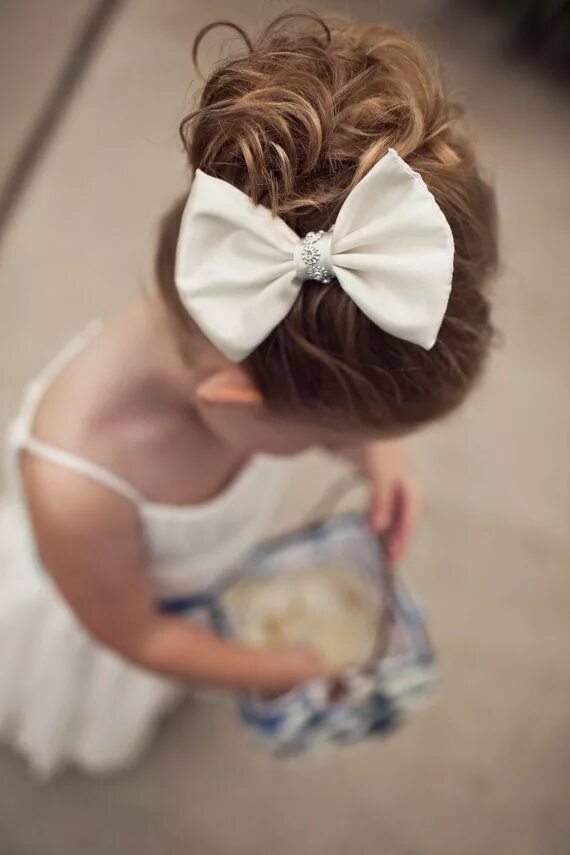 Прическа с бантиками для девочки Hair Bow Penteado para daminhas, Penteados para damas de honra, Penteados infant