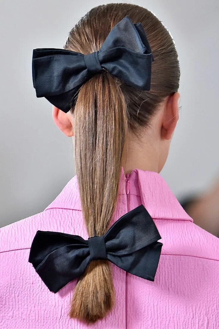 Прическа с бантом на короткие волосы The key hair trends from the spring/summer 2023 fashion weeks Chignon con trecci