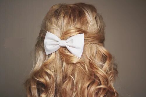 Прическа с бантом заколкой на длинные волосы elo gue end discovered by Nurul Aprilidah on We Heart It Bow hairstyle, Hair bow