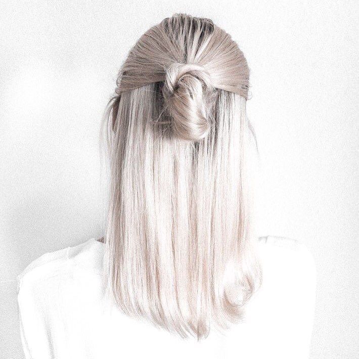 Прическа с белыми волосами Uploaded by ᏝᏗᏒᎥᏕᏕᏗ. Find images and videos about hair, tumblr and white on We H