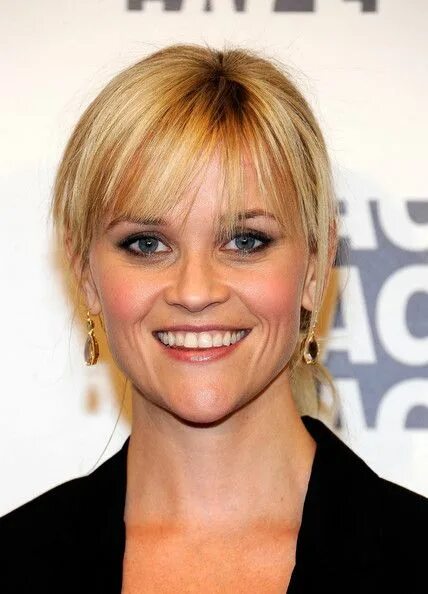 Прическа с большим лбом для женщин Reese Witherspoon Ponytail Square face hairstyles, How to cut bangs, High forehe