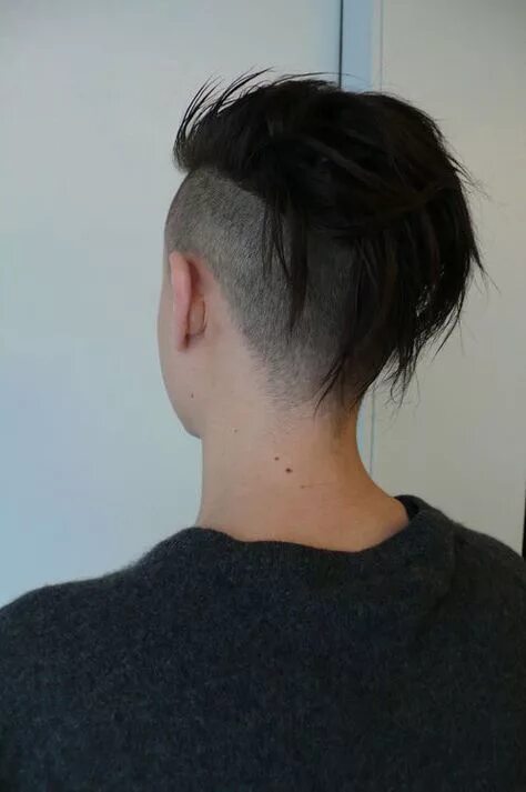 Прическа с бритым затылком мужская Bold and Edgy Extreme Undercut Hairstyles for a Unique Look