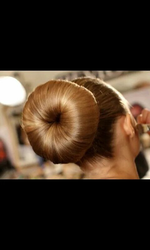 Прическа с бубликом Nette donut/ballerina knot Hair donut, How to curl your hair, Bun hairstyles