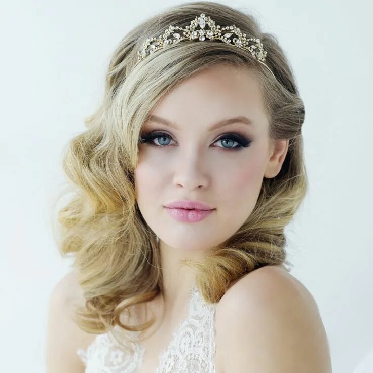 Прическа с диадемой Wedding Chicks Wedding tiara hairstyles, Tiara hairstyles, Wedding hair and make