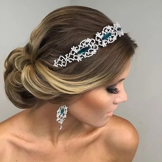 Прическа с диадемой I like head piece and earrings. Bridal hairdo, Headband hairstyles, Bridal hair 