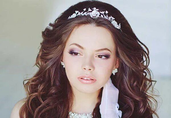 Прическа с диадемой Pin by Дизайн интерьера с "Интериор и on Свадьба. wedding Hair styles, Medium ha