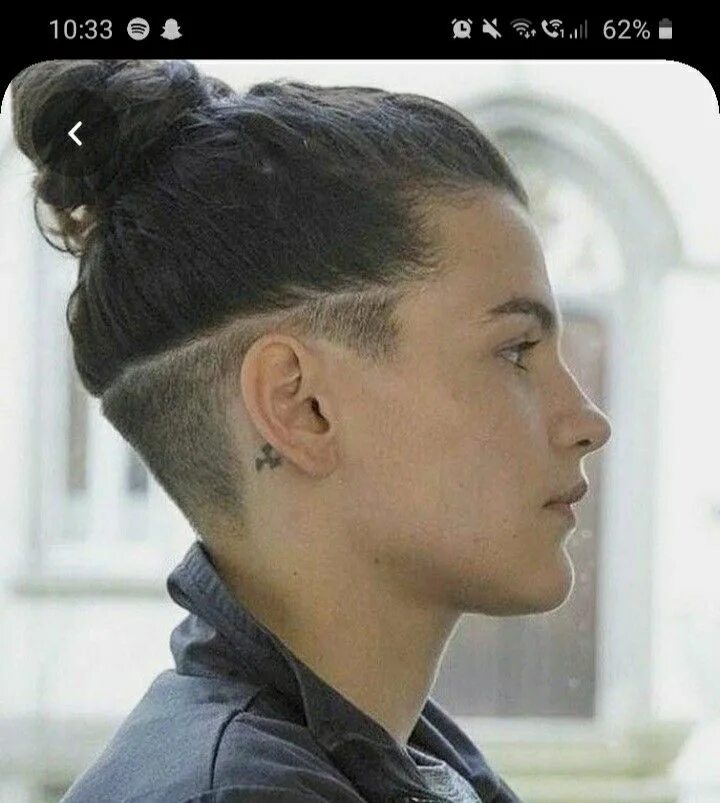 Прическа с длинными висками Cool hairstyle i saw Undercut long hair, Undercut hairstyles, Mens long hair und