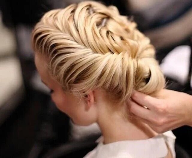 Прическа с элементами плетения на средние волосы I'm not really a fan of up dos but this one.... Wedding hair inspiration, Hair s