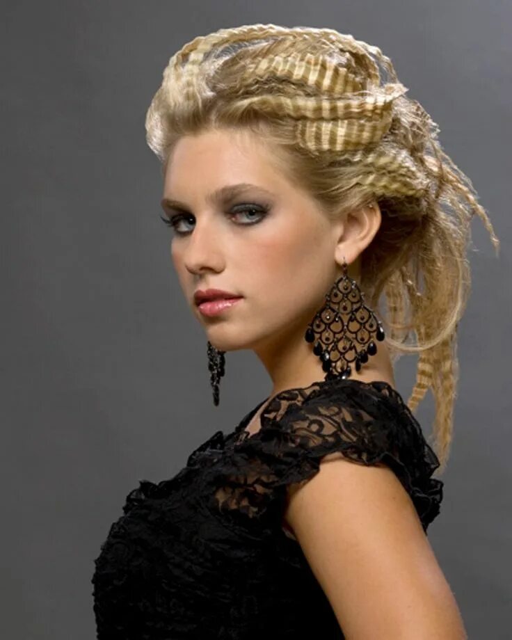 Прическа с гофрой на средние волосы 27+ Latest Hairstyle Trends for Women in 2020 Pouted.com Hair trends, Crimped ha