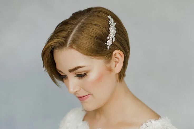 Прическа с гребешком на короткие волосы Small crystal and pearl flower bridal hair comb - Lucia Short wedding hair, Wavy