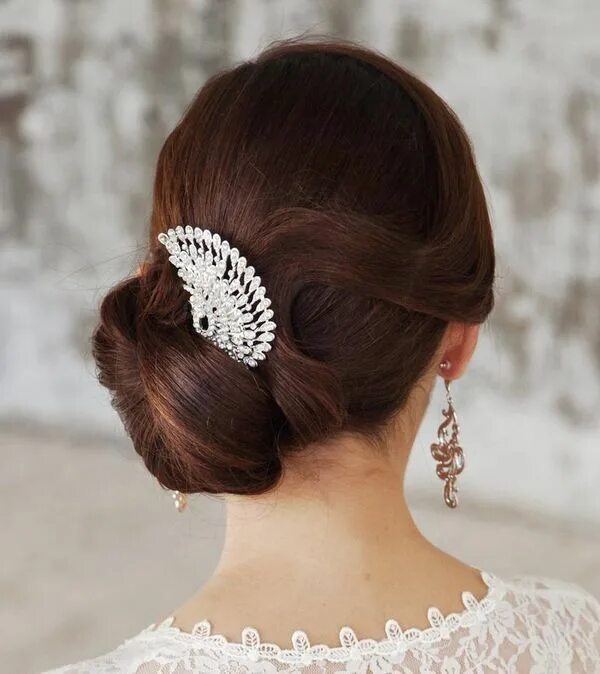 Прическа с гребешком на короткие волосы Side swept chignon Bridal hair tips, Headband hairstyles, Beautiful bridal hair