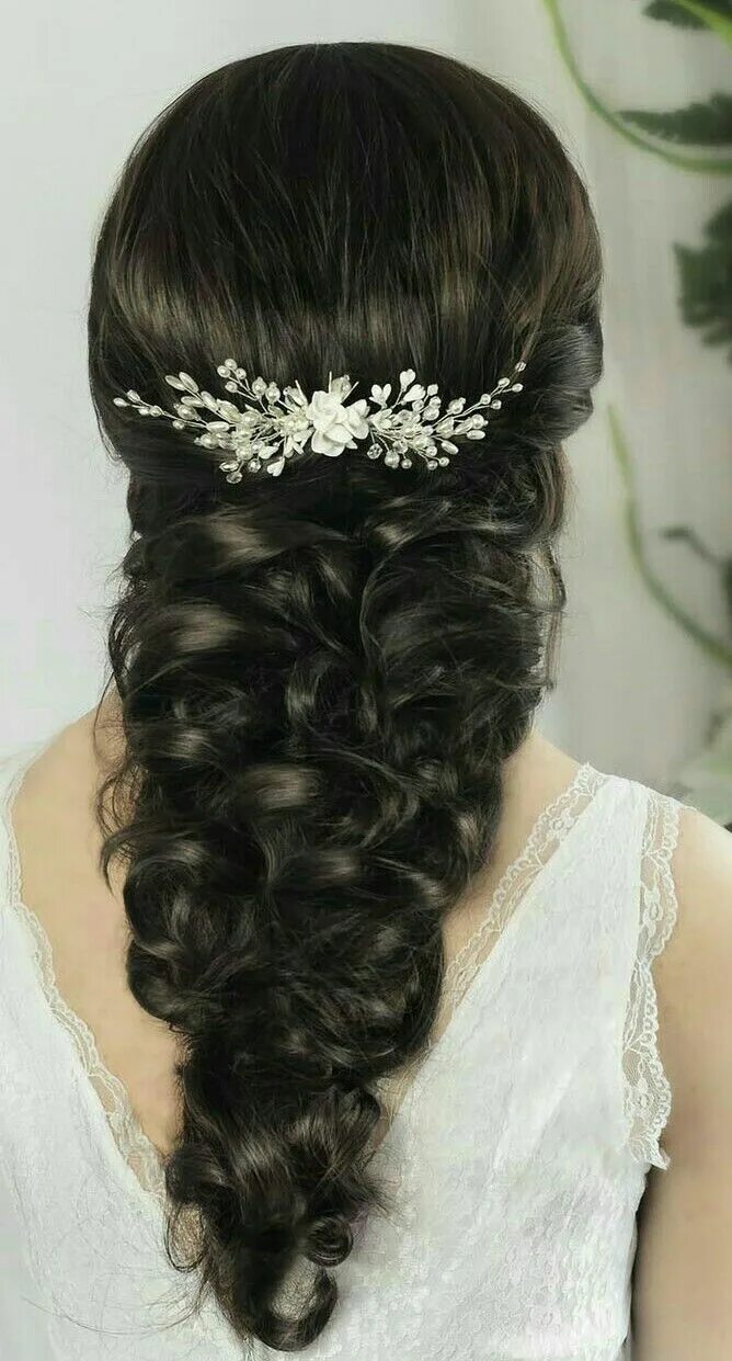 Прическа с гребнем на длинные Pin de Dhanashree J en HairStyle Tocados de novia, Peinados con trenzas, Peinado