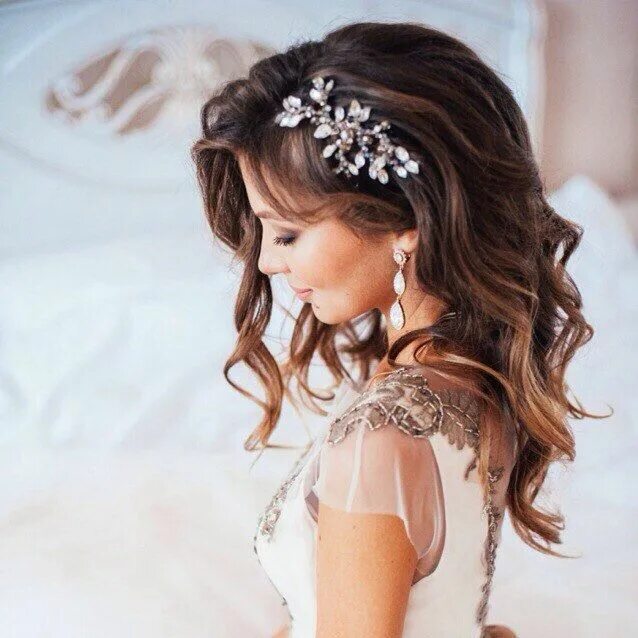 Прическа с гребнем на длинные Glamorous Galas: Stunning Party Hairstyle Ideas for Every Occasion in 2024 Rhine