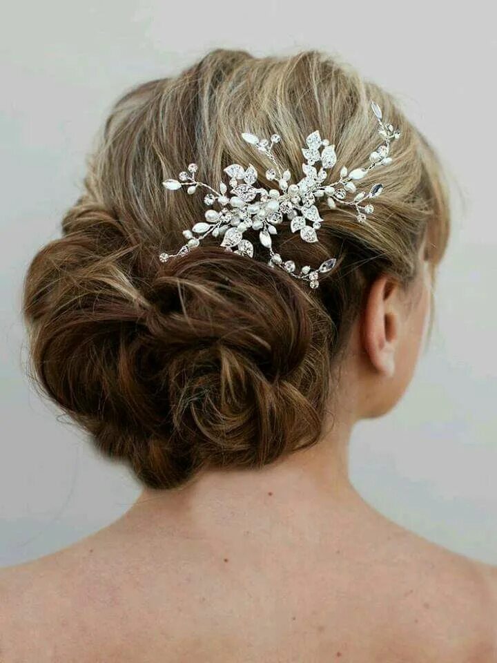 Прическа с гребнем на короткие волосы Pin by JULIE KELLY on Hair combs/slides Bridal hair accessories, Bridal hair, Br