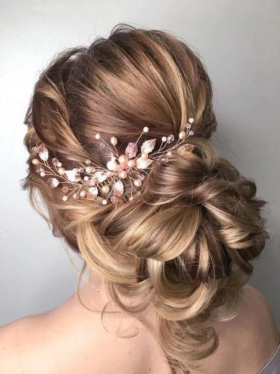 Прическа с гребнем на средние Fab curly wedding hairstyles.. #curlyweddinghairstyles Wedding hairstyles, Short