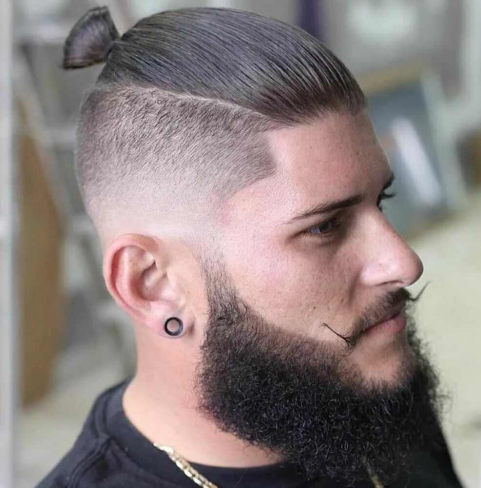 Прическа с хвостом мужская с выбритыми 50 Funky Men’s Undercut Hairstyles and Haircuts Mens hairstyles undercut, Underc