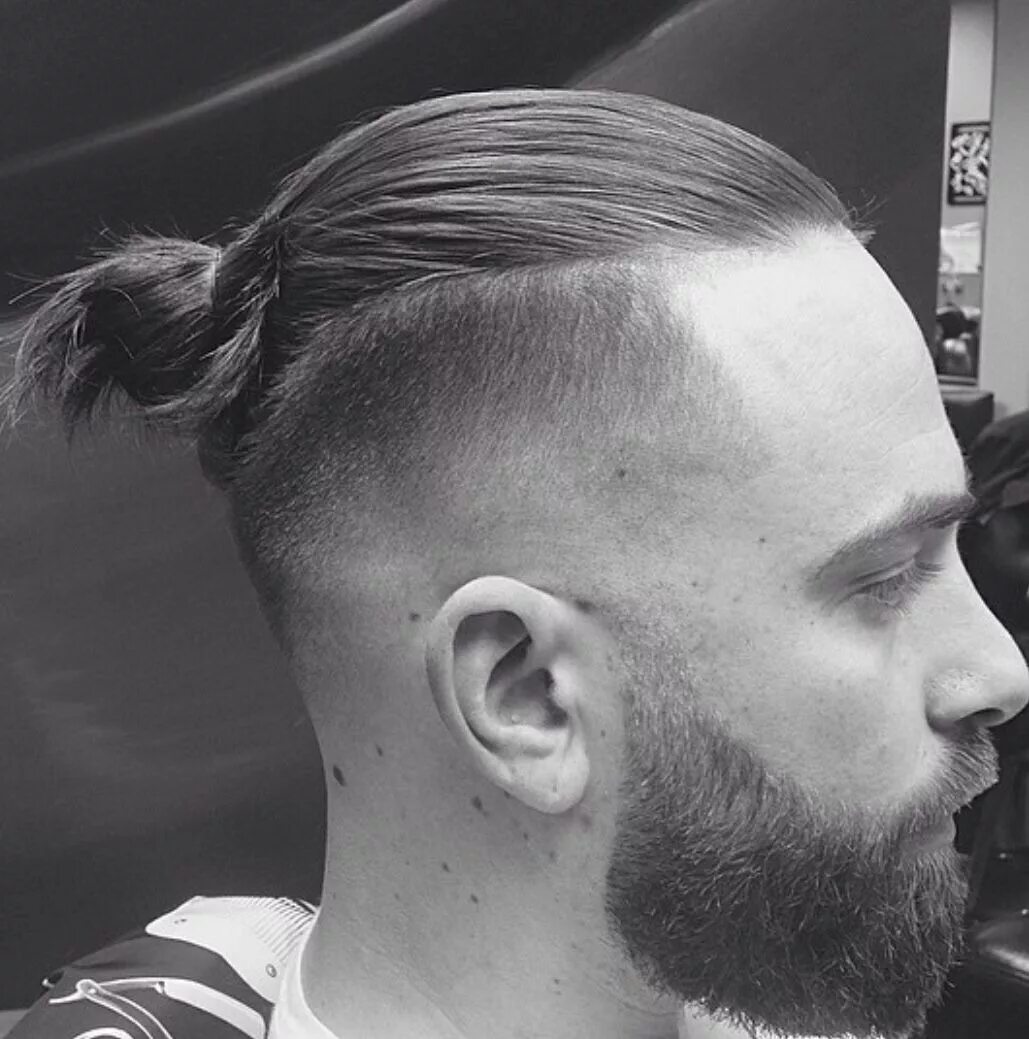 Прическа с хвостом мужская с выбритыми Man bun beard fade Man bun hairstyles, Man bun, Man ponytail